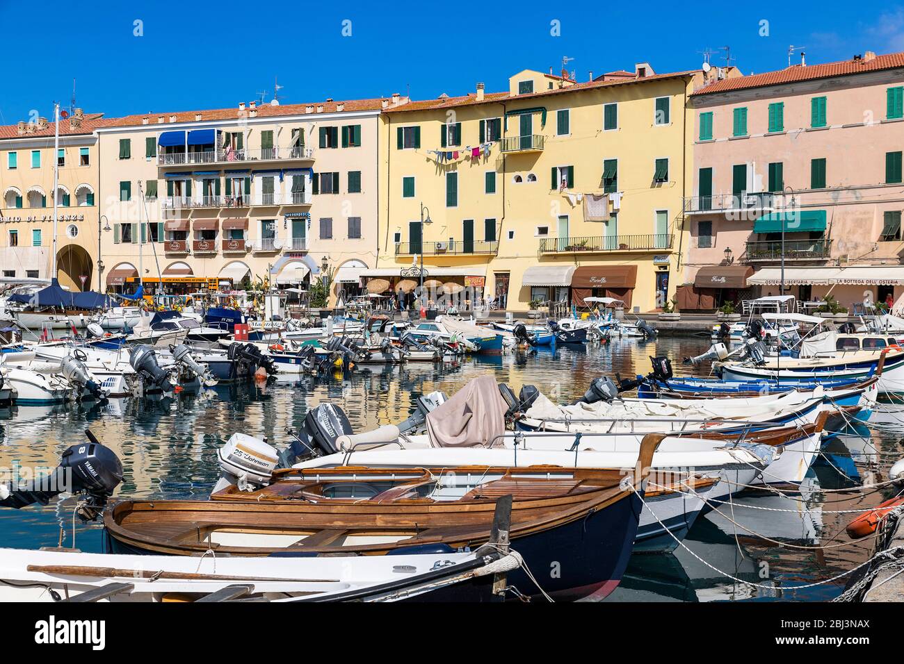 Barche da pesca nel porto di Portoferraio in Italia. Foto Stock
