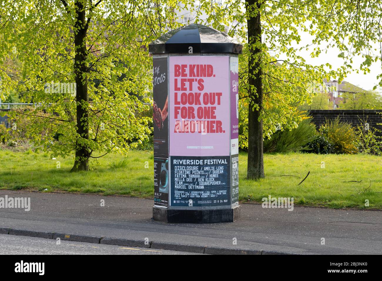 Glasgow, Scozia, Regno Unito. 28 Aprile 2020. Glasgow durante il blocco di Coronavirus. 'Siate gentili. Cerchiamo di vedere l'uno l'altro 'poster, parte della Comunità è la campagna di gentilezza credito: Kay Roxby/Alamy Live News Foto Stock