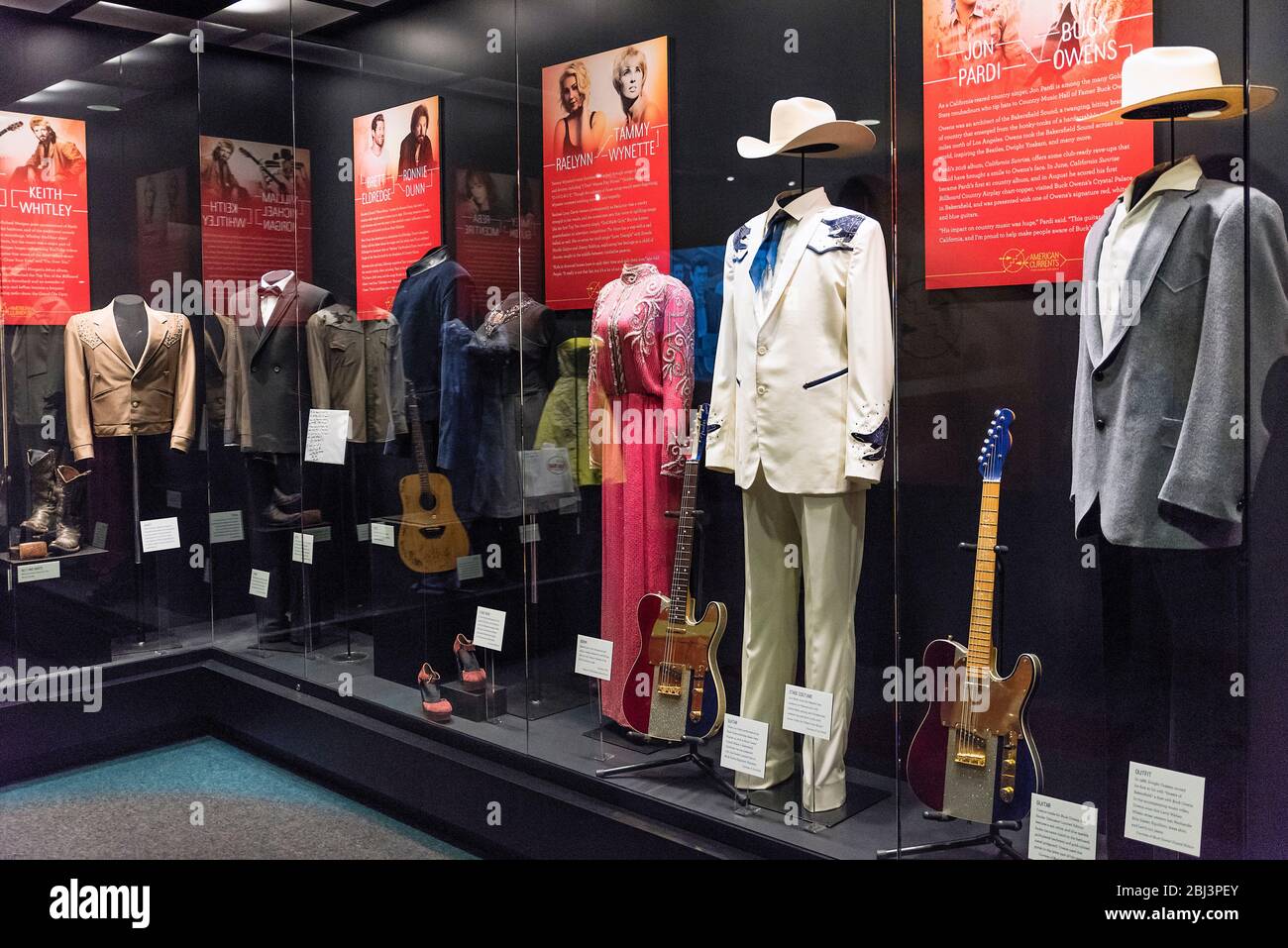 Mostra di abbigliamento da palco di varie star della musica country presso la Country Music Hall of Fame a Nashville in Tennessee. Foto Stock