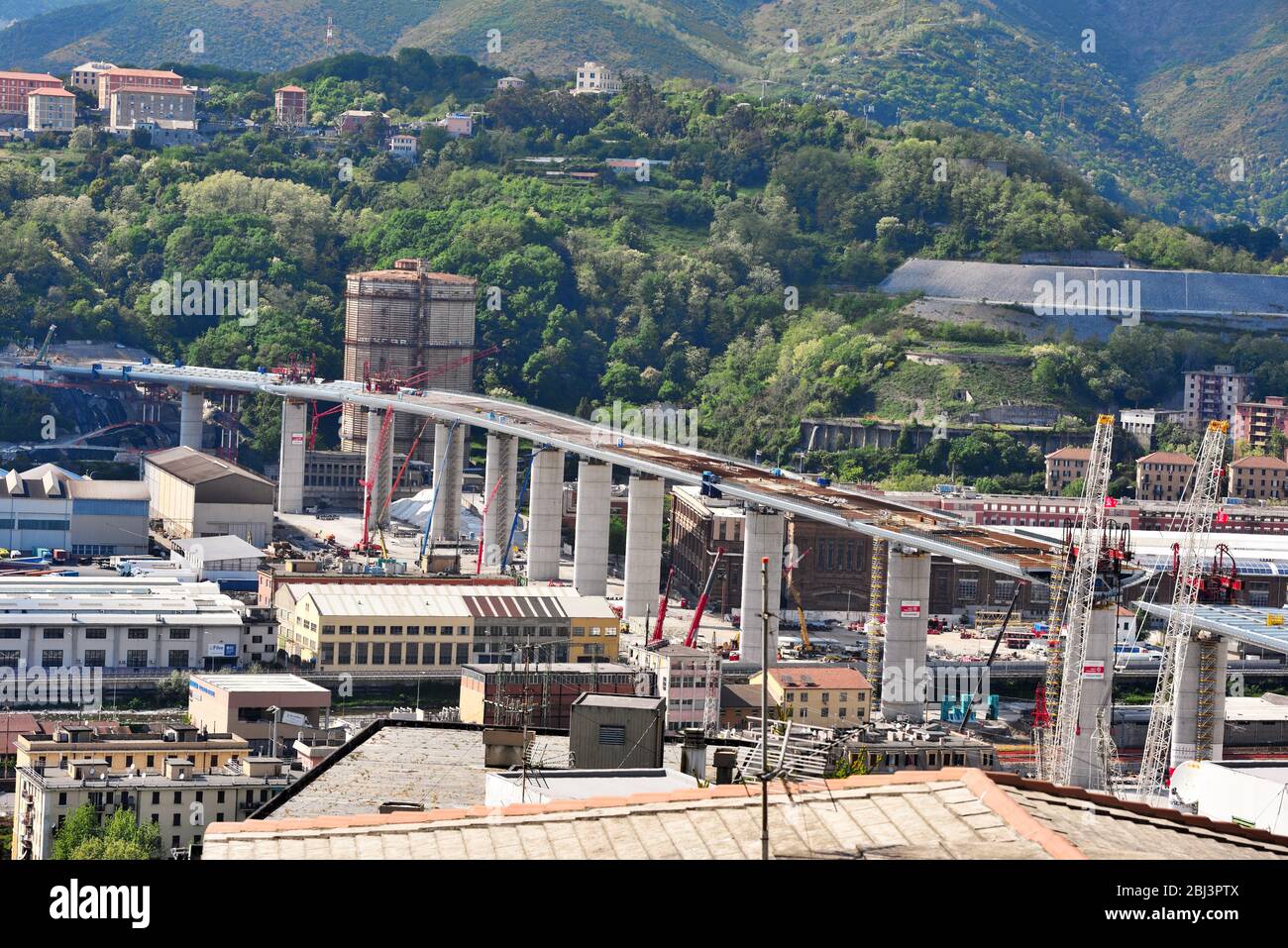 Ultimo lavoro di ricostruzione del nuovo ponte autostradale (ex morandi) che crollò nell'agosto 2018 aprile 26 2020 Genova Italia Foto Stock