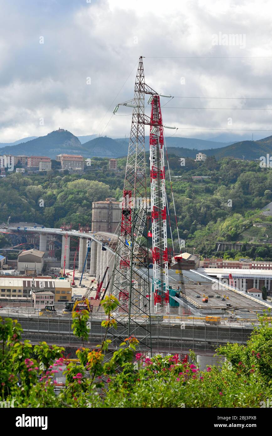 Ultimo lavoro di ricostruzione del nuovo ponte autostradale (ex morandi) che crollò nell'agosto 2018 aprile 26 2020 Genova Italia Foto Stock