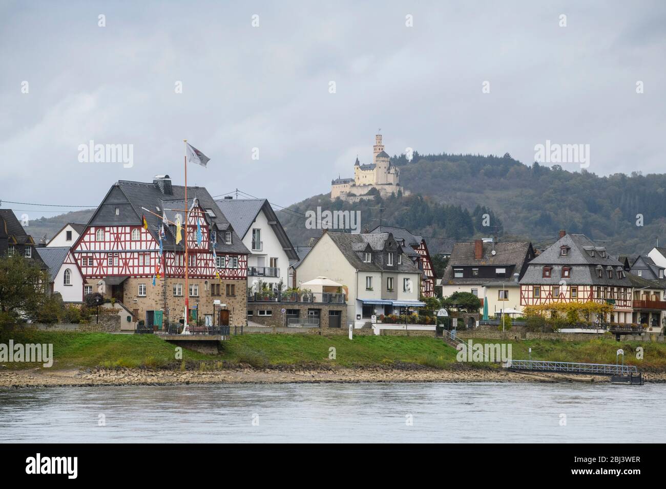 Crociera panoramica sul Reno - Castello di Marburgo che si affaccia sulla città di Spay, Spay, Renania-Palatinato, Germania Foto Stock