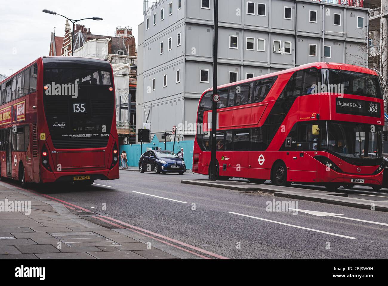Londra/UK - 22/07/18: Autobus rosso a due piani verso Elephant e Castle in una strada a Londra. Gli autobus a due piani rossi di Londra sono diventati un nat Foto Stock