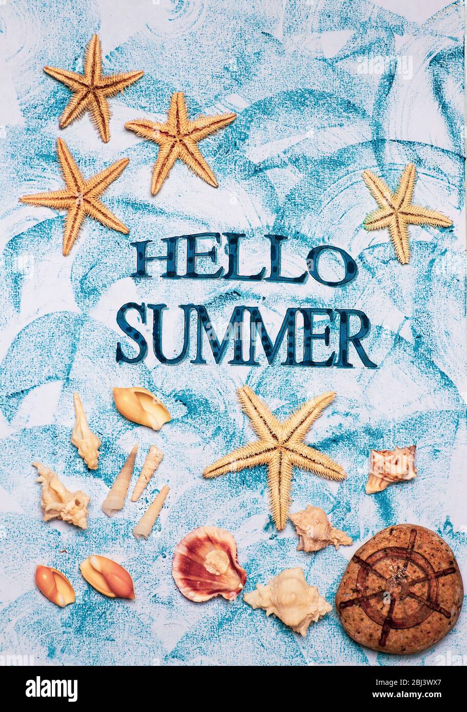 Ciao sfondo estivo con stelle marine e simboli stagionali sfondo piatto laici, estate vacanza stagione astratta Foto Stock