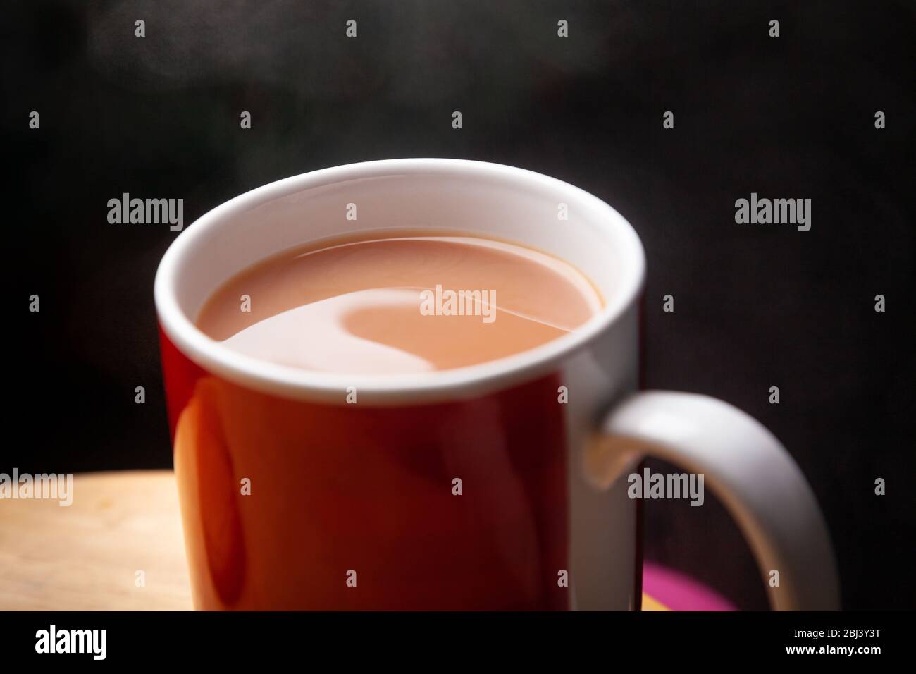 Una vista ravvicinata di una parte di una tazza di tè caldo. Foto Stock