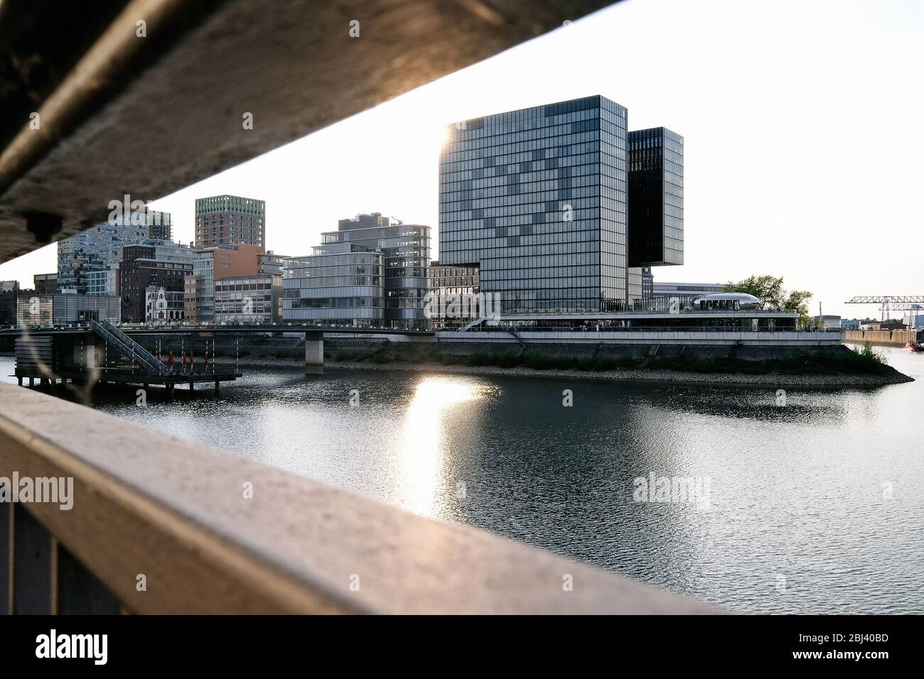 L'Hyatt Regency nel Düsseldorf Media Harbour sta attualmente salutando i cittadini di Düsseldorf con un cuore enorme sulla sua facciata di vetro. Foto Stock