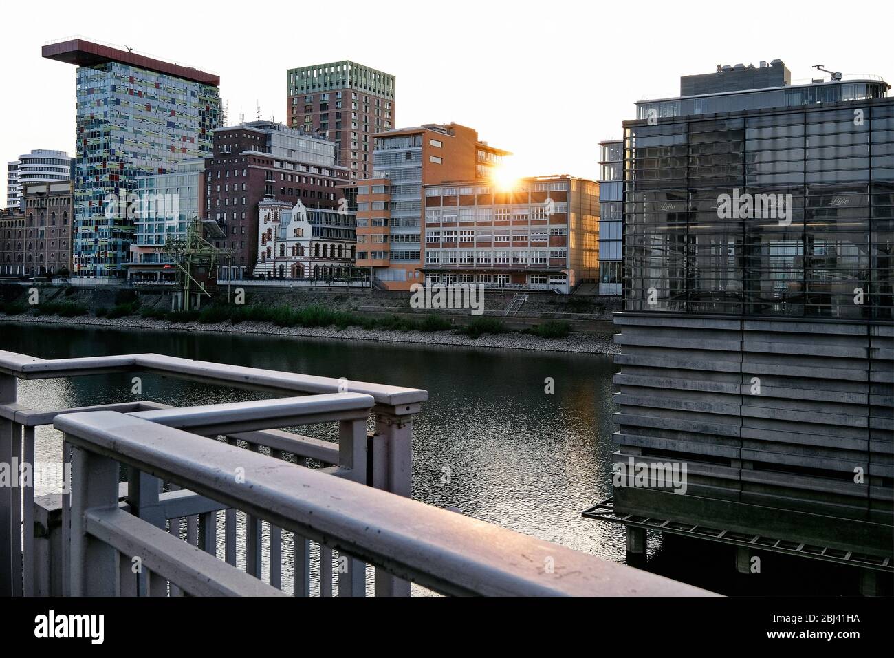 L'Hyatt Regency nel Düsseldorf Media Harbour sta attualmente salutando i cittadini di Düsseldorf con un cuore enorme sulla sua facciata di vetro. Foto Stock