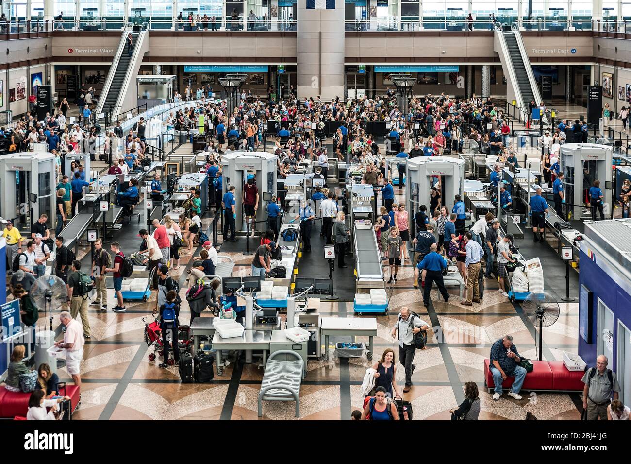 Controllo di sicurezza TSA all'aeroporto di Denver in Colorado. Foto Stock