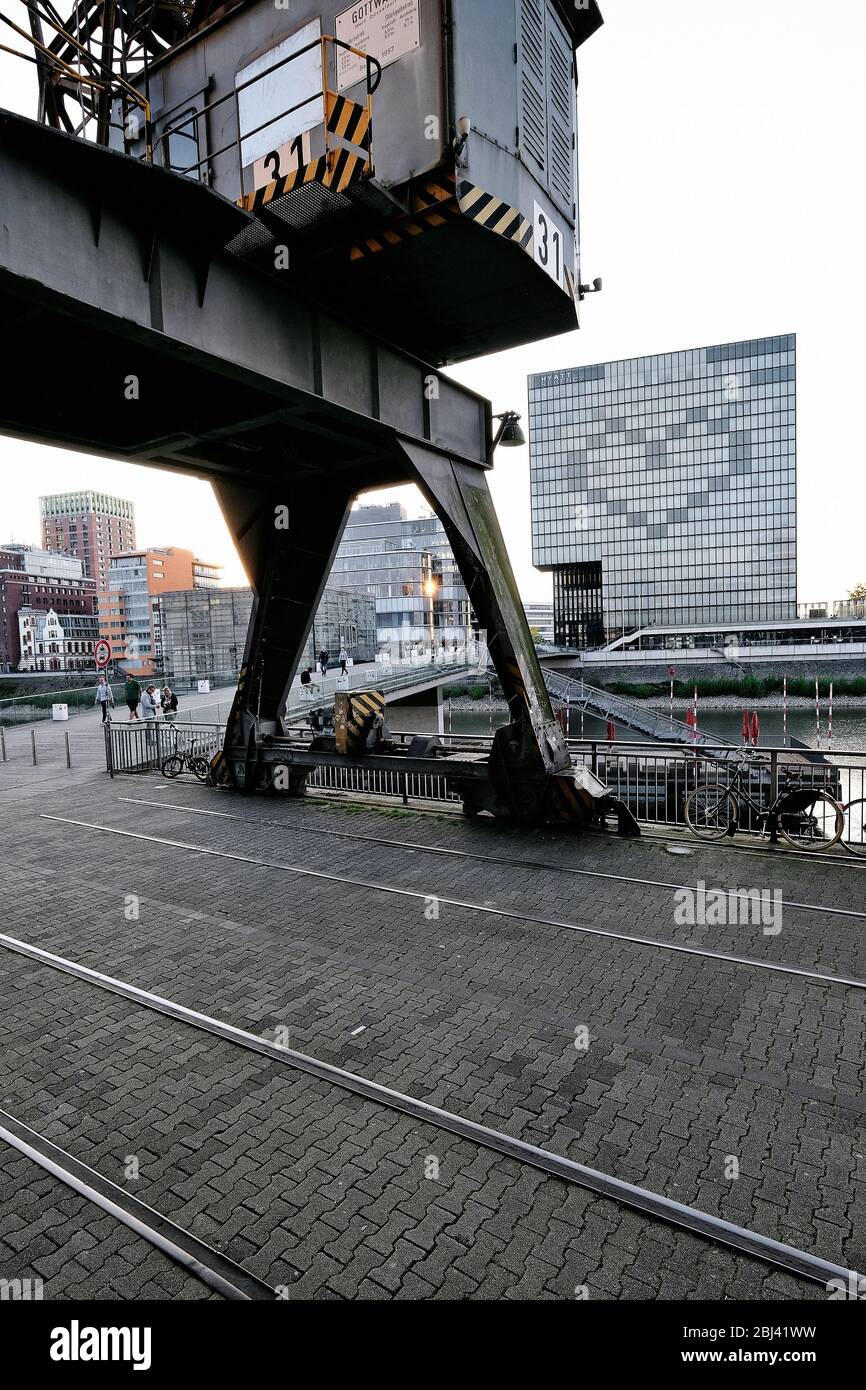 L'Hyatt Regency nel Düsseldorf Media Harbour sta attualmente salutando i cittadini di Düsseldorf con un cuore enorme sulla sua facciata di vetro. Foto Stock