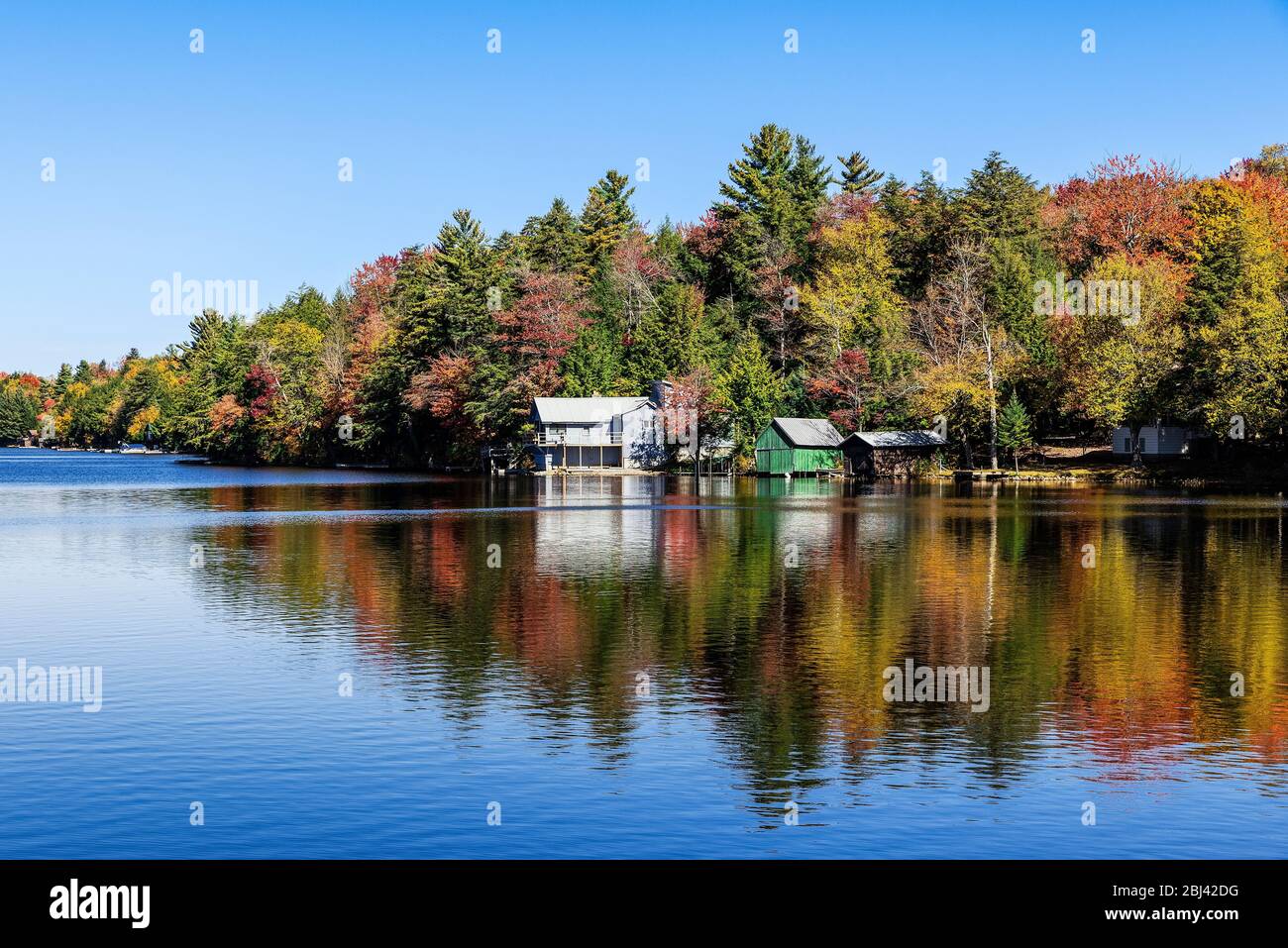 Autumn Lake House sul lago Long Lake nella regione di New York. Foto Stock