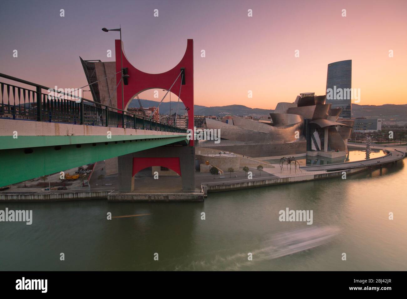 Bilbao, Bizkaia/Paesi Baschi; 28 marzo 2012. Foto scattata al Ponte la Salve accanto all'estuario di Bilbao con il Museo Guggenheim nella ba Foto Stock