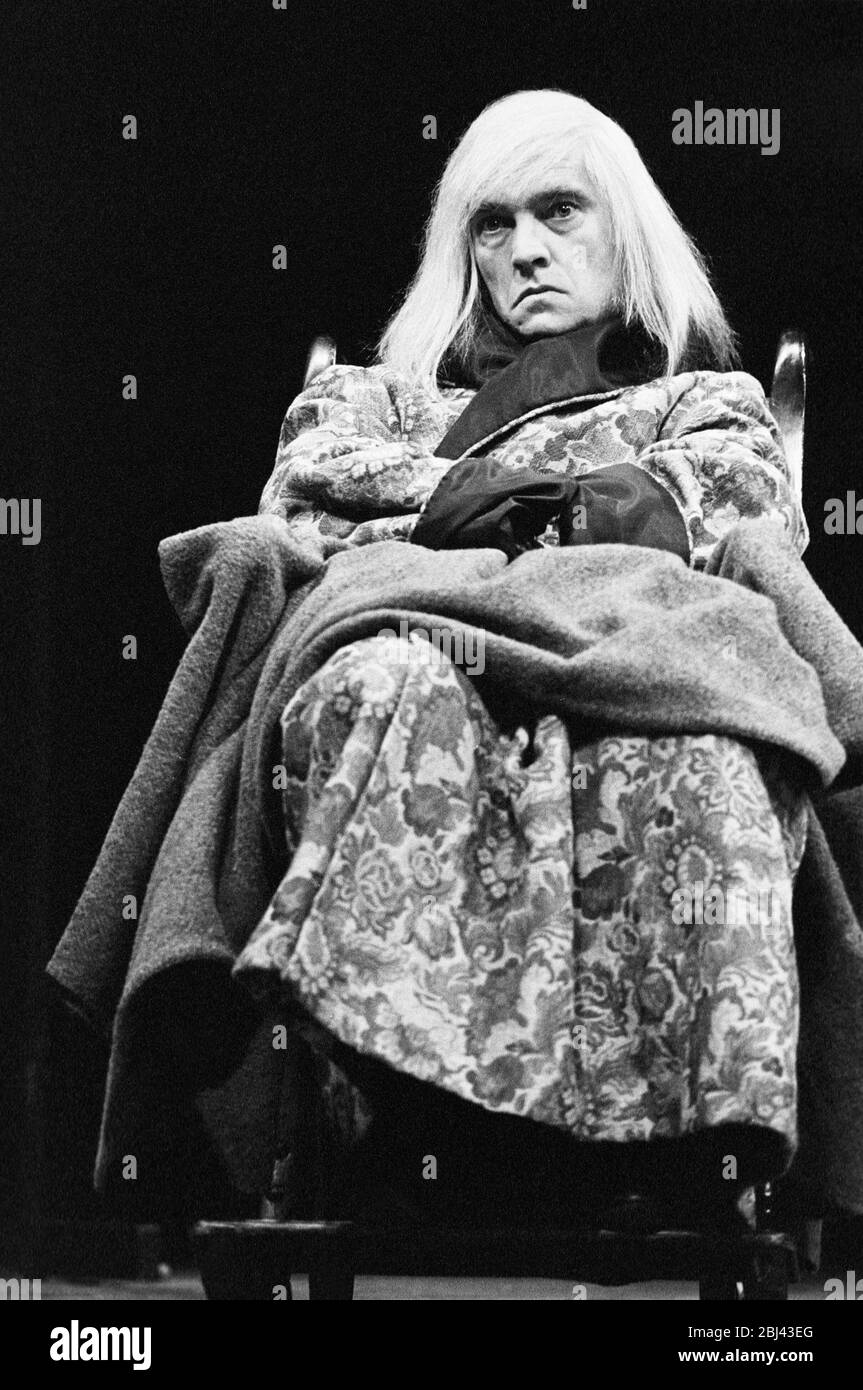 Tom Courtenay (John Clare) in THE FOOL di Edward Bond al Royal Court Theatre di Londra nel 1975 design: William Dudley illuminazione: Andy Phillips regista: Peter Gill Foto Stock