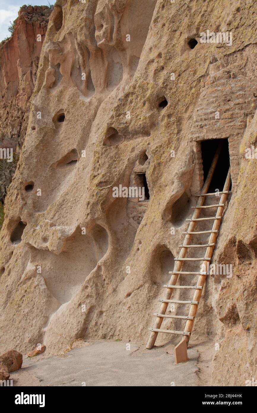 Primo piano di scala che conduce all'antica dimora sulla scogliera all'ingresso del Bandelier National Monument nel deserto del New Mexico Foto Stock