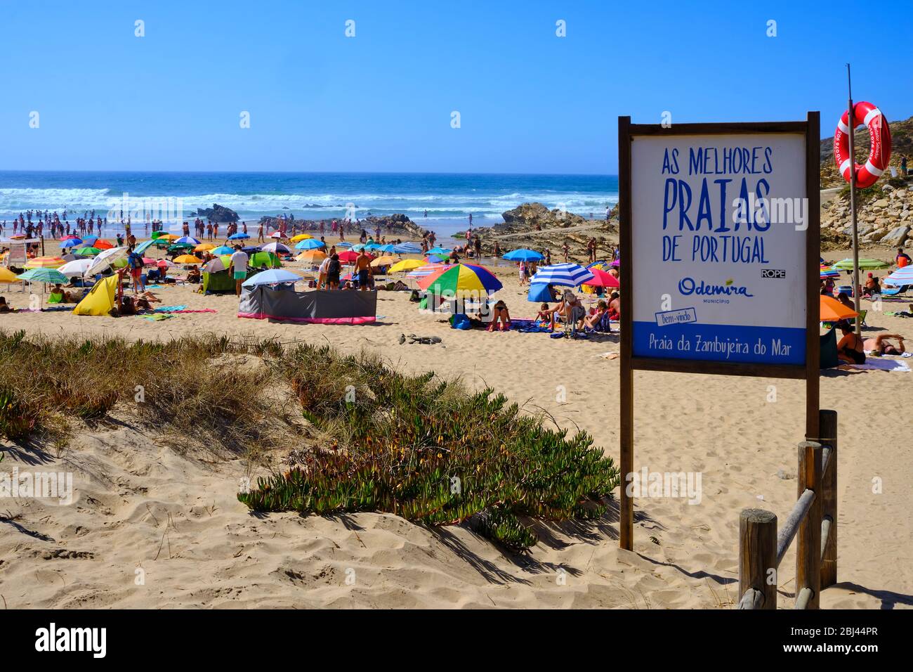 La spiaggia di Praia da Zambujeira do Mar. Solo Backpacker Trekking sulla Rota Vicentina e il sentiero dei pescatori ad Alentejo, Portogallo. Camminando tra c Foto Stock