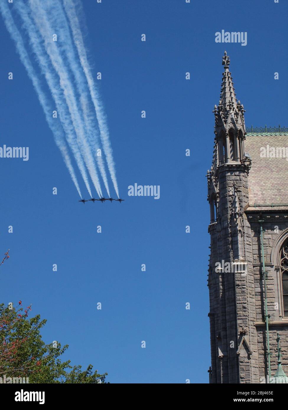 US Navy Blue Angels e US Air Force Thunderbirds Over Newark, New Jersey USA il 28 aprile 2020 in un tributo ai primi soccorritori e lavoratori essenziali che sono stati in prima linea della pandemia Covid-19. Sotto un cielo blu cristallino gli aerei sono visti sopra Newark, la Cattedrale del Sacro cuore del New Jersey, mentre si dirigono a nord. Dodici aerei in totale passarono secondi a parte sulla città. Credito foto: Tom Cassidy/Alamy Foto Stock