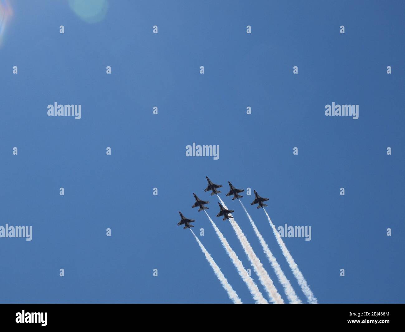 US Navy Blue Angels e US Air Force Thunderbirds Over Newark, New Jersey USA il 28 aprile 2020 in un tributo ai primi soccorritori e lavoratori essenziali che sono stati in prima linea della pandemia Covid-19. Sotto un cielo blu cristallino gli aerei sono visti sopra Newark, la Cattedrale del Sacro cuore del New Jersey, mentre si dirigono a nord. Dodici aerei in totale passarono secondi a parte sulla città. Credito foto: Tom Cassidy/Alamy Foto Stock