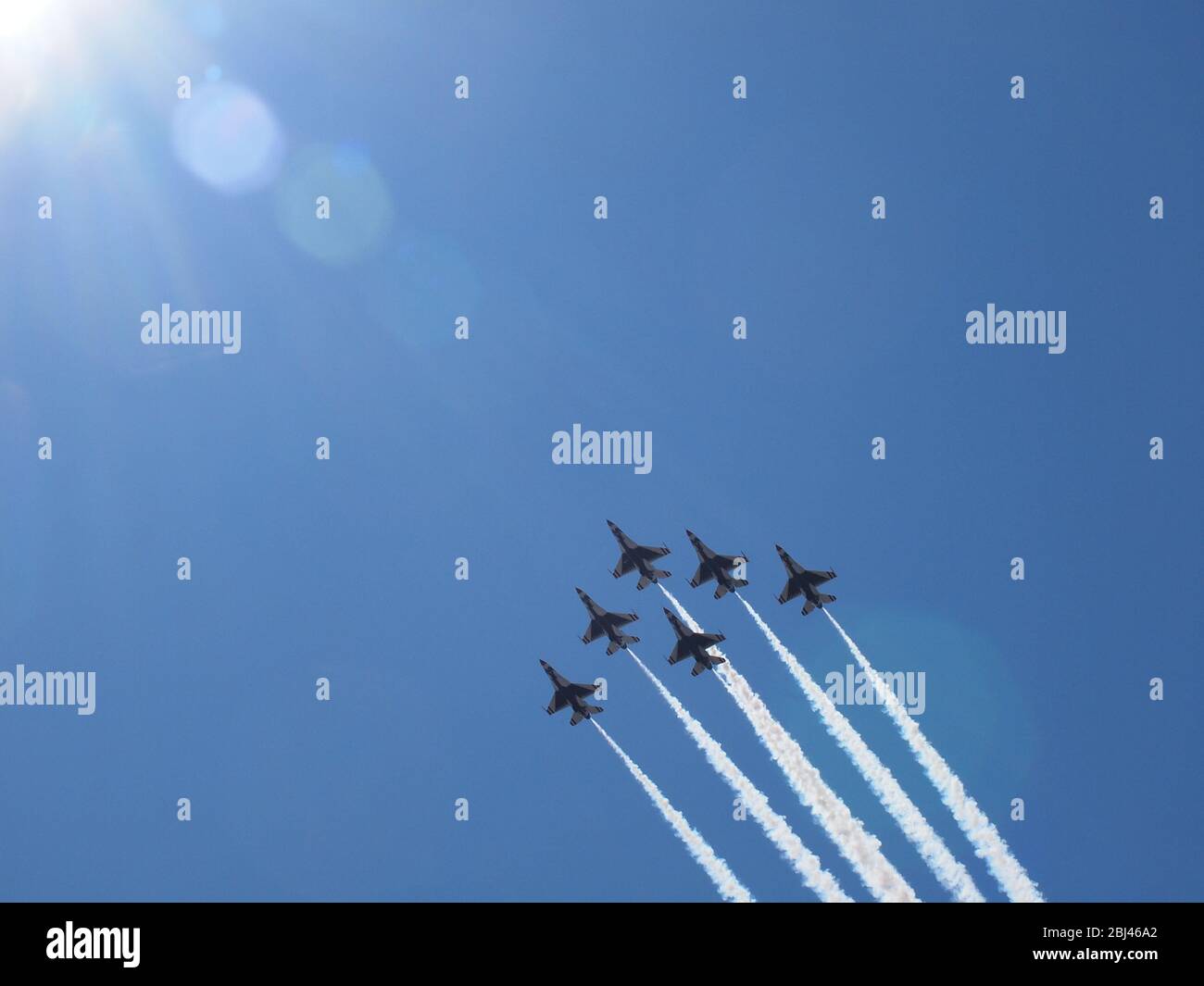 US Navy Blue Angels e US Air Force Thunderbirds Over Newark, New Jersey USA il 28 aprile 2020 in un tributo ai primi soccorritori e lavoratori essenziali che sono stati in prima linea della pandemia Covid-19. Sotto un cielo blu cristallino gli aerei sono visti sopra Newark, la Cattedrale del Sacro cuore del New Jersey, mentre si dirigono a nord. Dodici aerei in totale passarono secondi a parte sulla città. Credito foto: Tom Cassidy/Alamy Foto Stock