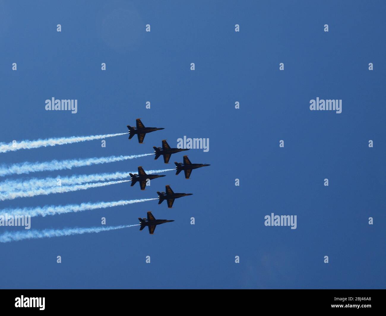 US Navy Blue Angels e US Air Force Thunderbirds Over Newark, New Jersey USA il 28 aprile 2020 in un tributo ai primi soccorritori e lavoratori essenziali che sono stati in prima linea della pandemia Covid-19. Sotto un cielo blu cristallino gli aerei sono visti sopra Newark, la Cattedrale del Sacro cuore del New Jersey, mentre si dirigono a nord. Dodici aerei in totale passarono secondi a parte sulla città. Credito foto: Tom Cassidy/Alamy Foto Stock