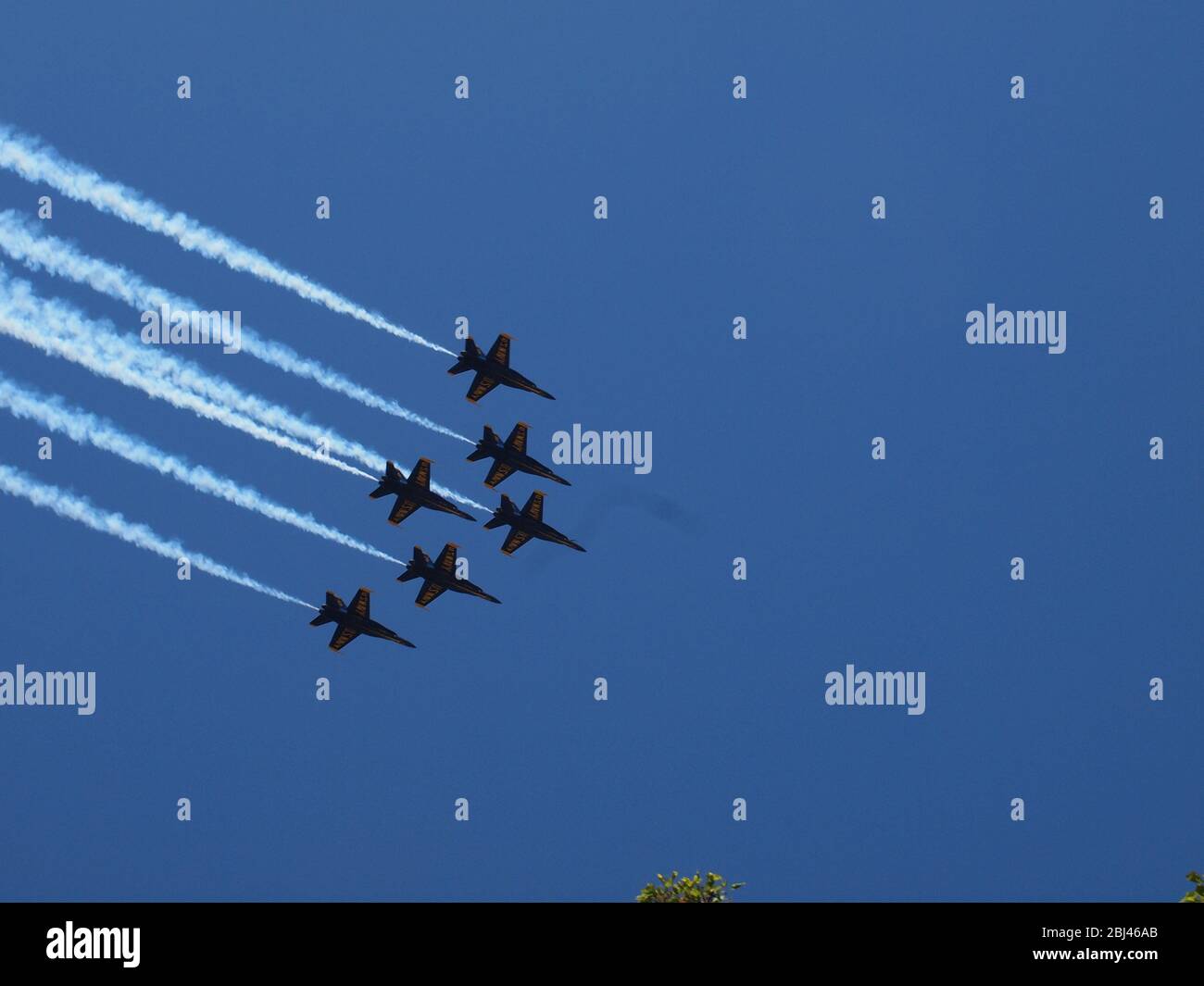 US Navy Blue Angels e US Air Force Thunderbirds Over Newark, New Jersey USA il 28 aprile 2020 in un tributo ai primi soccorritori e lavoratori essenziali che sono stati in prima linea della pandemia Covid-19. Sotto un cielo blu cristallino gli aerei sono visti sopra Newark, la Cattedrale del Sacro cuore del New Jersey, mentre si dirigono a nord. Dodici aerei in totale passarono secondi a parte sulla città. Credito foto: Tom Cassidy/Alamy Foto Stock