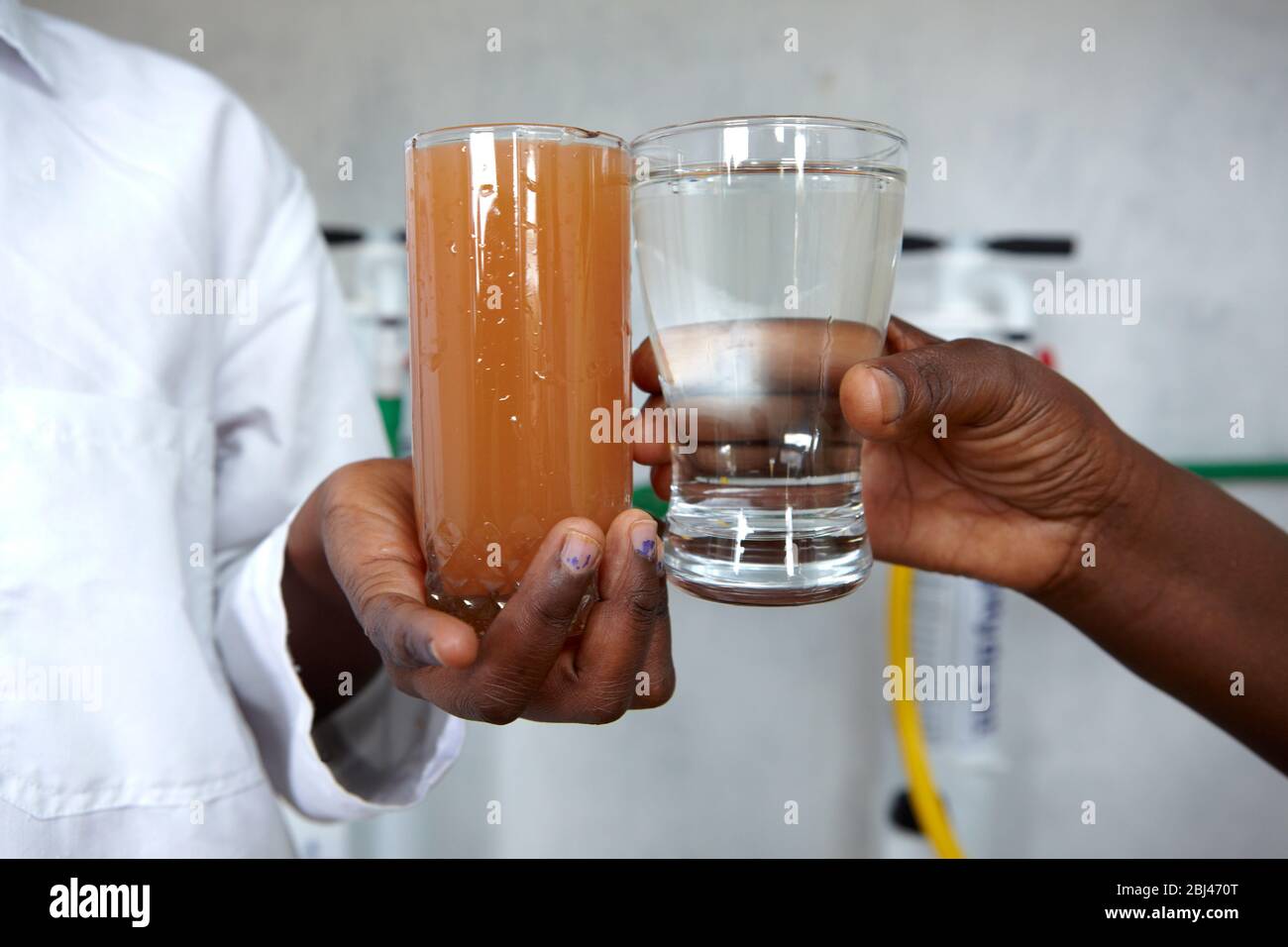 Miriam lavora sul luogo d'acqua a Mungetho, a nord di Naurobi ed esamina l'impianto di filtraggio dell'acqua. Foto Stock