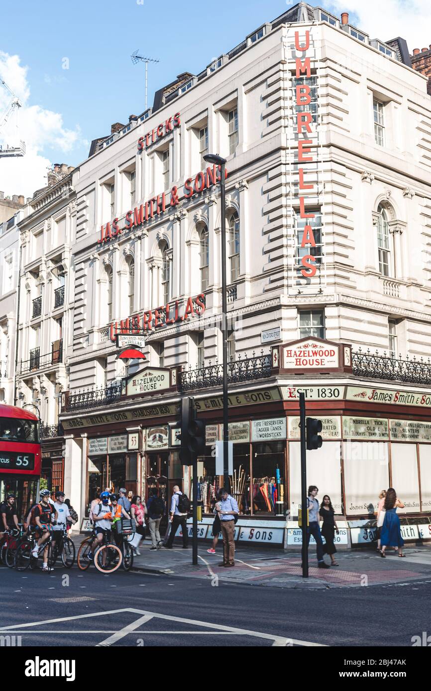 London/UK-24/07/18: L'Umbrello Shop di 53 New Oxford Street è in gran parte inalterato ed è un perfetto esempio di design vittoriano. Rimane Foto Stock