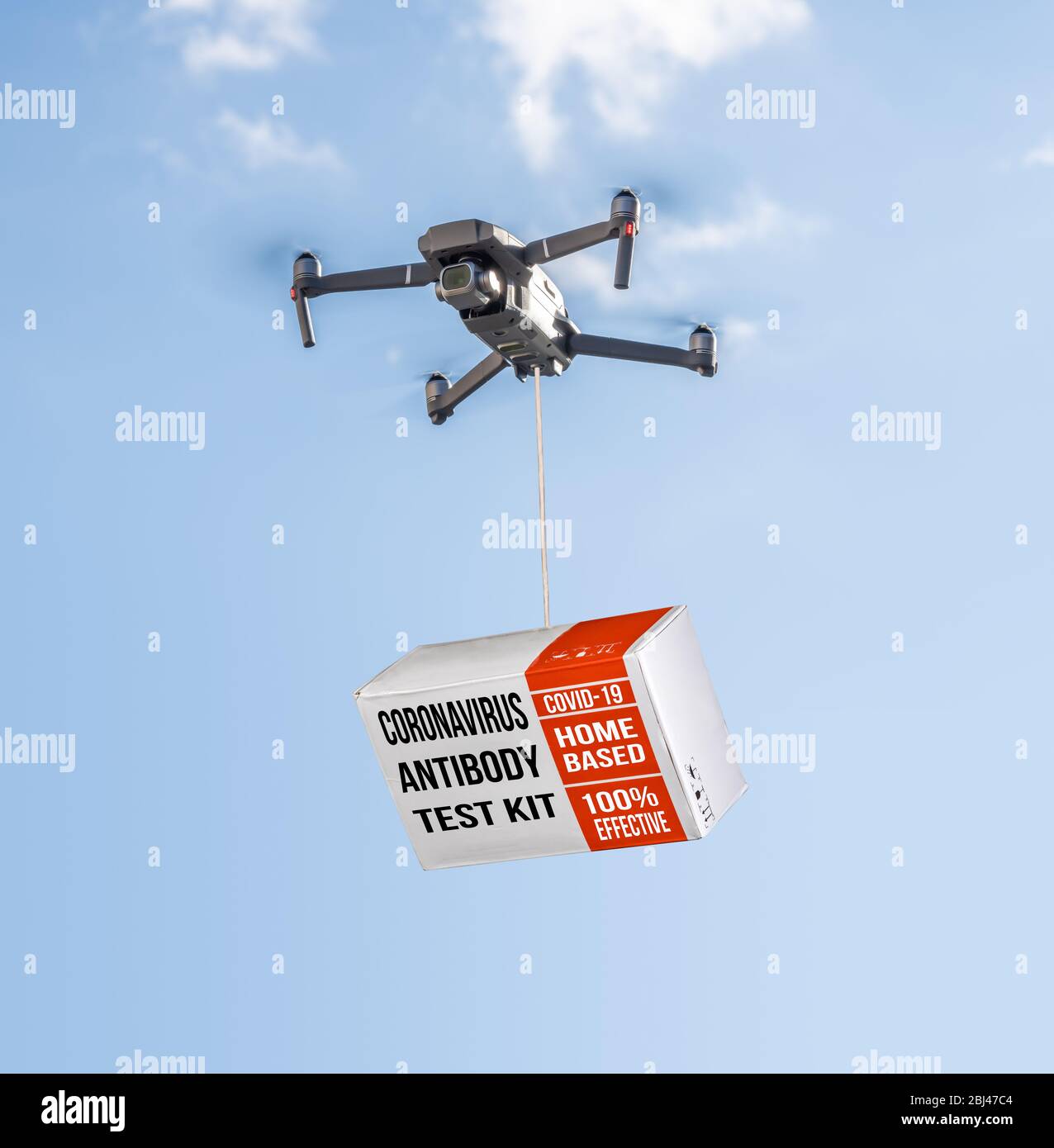 Drone volante che eroga un kit di test per l'immunità agli anticorpi del covid-19 contro il cielo blu durante l'epidemia di coronavirus Foto Stock