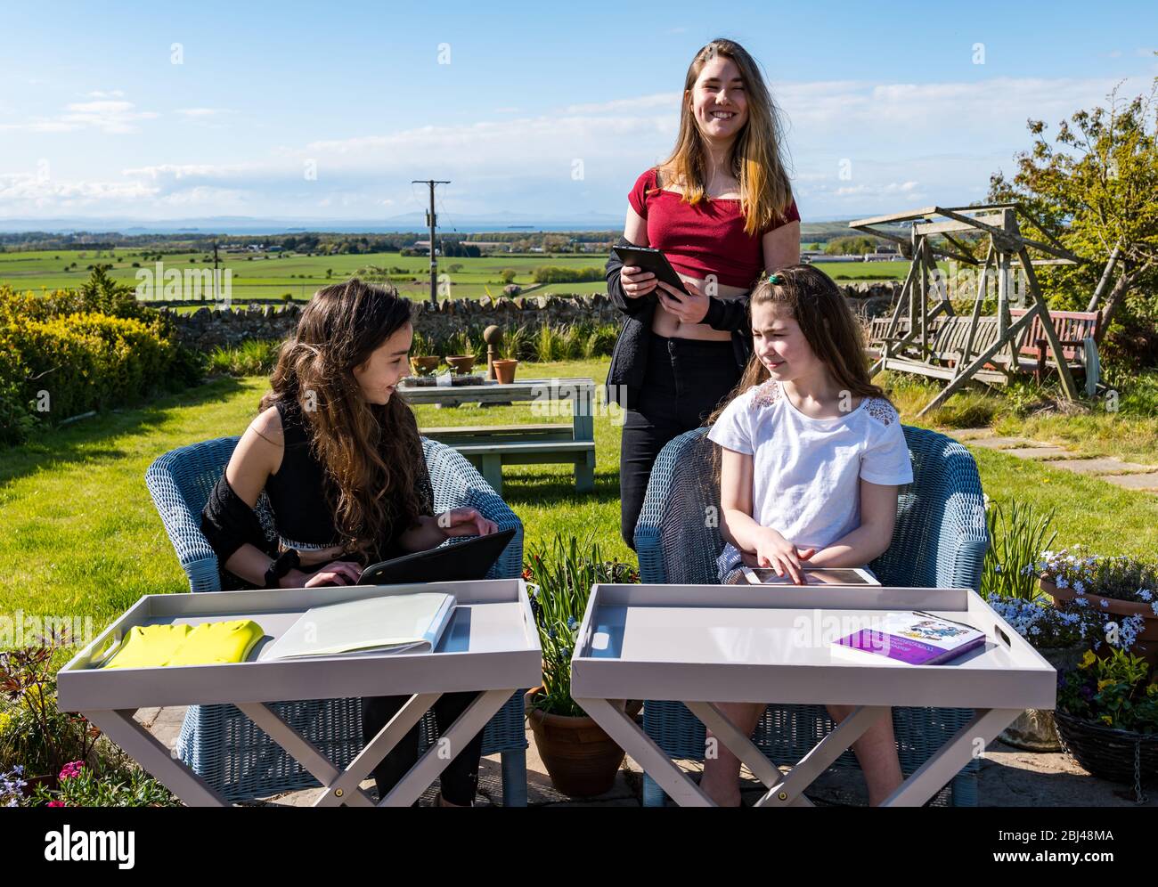 Camptoun, East Lothian, Scozia, Regno Unito. 28 Apr 2020. Una comunità in blocco: I residenti in una piccola comunità rurale mostrano come è la vita in blocco per loro. Nella foto (da L a R): Imogen, Eva e Louisa. Imogen e Louisa sono due gemelli di 11 anni in P7. Potrebbero perdere la normale transizione alla scuola superiore. EVA è in S2 e 13 anni. Sono istruzione domestica Foto Stock