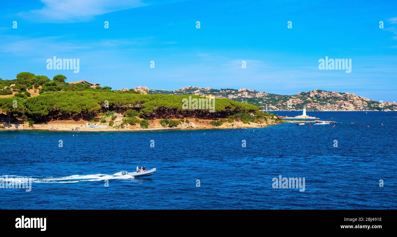 La Maddalena, Sardegna / Italia - 2019/07/17: Vista panoramica dell'arcipelago la Maddalena Costa del Mar Tirreno con le spiagge dell'isola la Maddalena Foto Stock