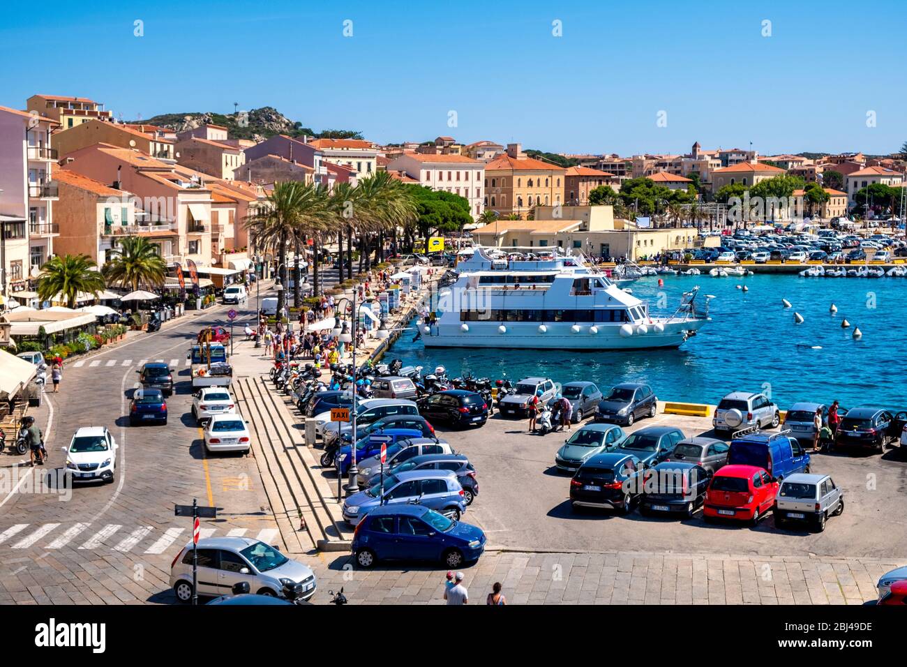 La Maddalena, Sardegna / Italia - 2019/07/17: Vista panoramica del porto di la Maddalena - Porto di Cala Gavetta - e del quartiere portuale sul Mar Tirreno Foto Stock