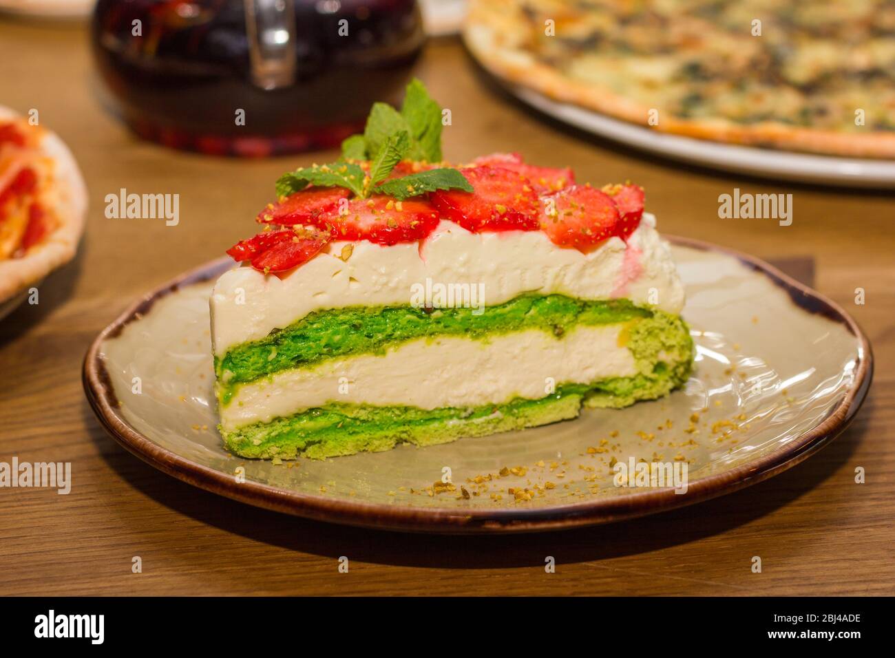Merenga al pistacchio con frutti di bosco Foto Stock