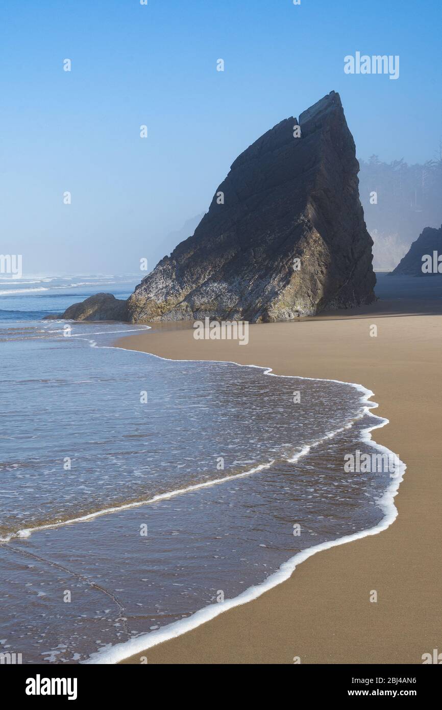 Una bella mattinata su una spiaggia vuota sulla costa dell'Oregon. Foto Stock