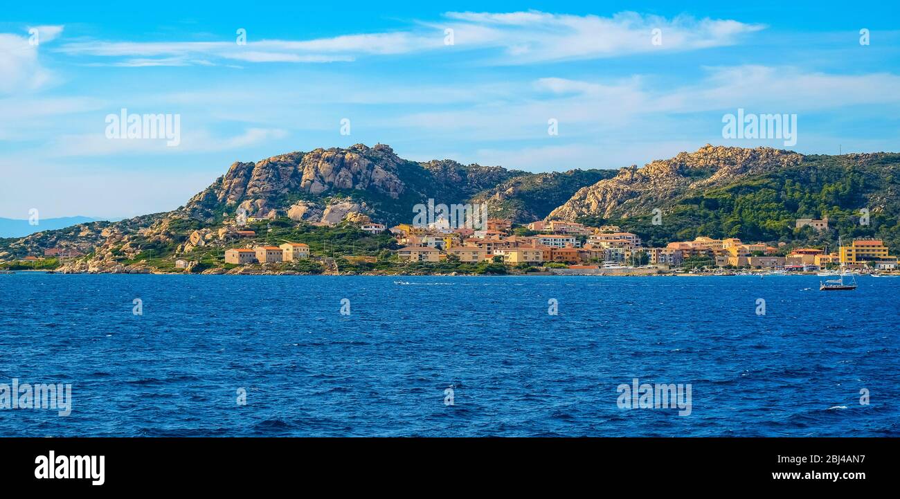 La Maddalena, Sardegna / Italia - 2019/07/17: Vista panoramica dell'arcipelago la Maddalena Costa del Mar Tirreno con le spiagge dell'isola la Maddalena Foto Stock