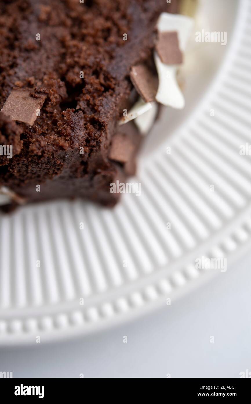 Fetta di torta al cioccolato su una piastra Foto Stock