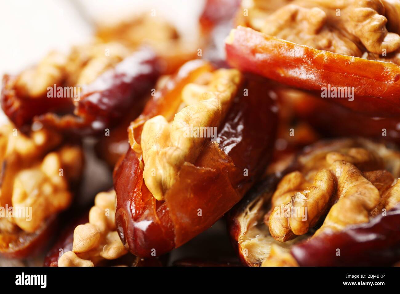 Noce e frutta data su tavolo di legno, primo piano Foto Stock