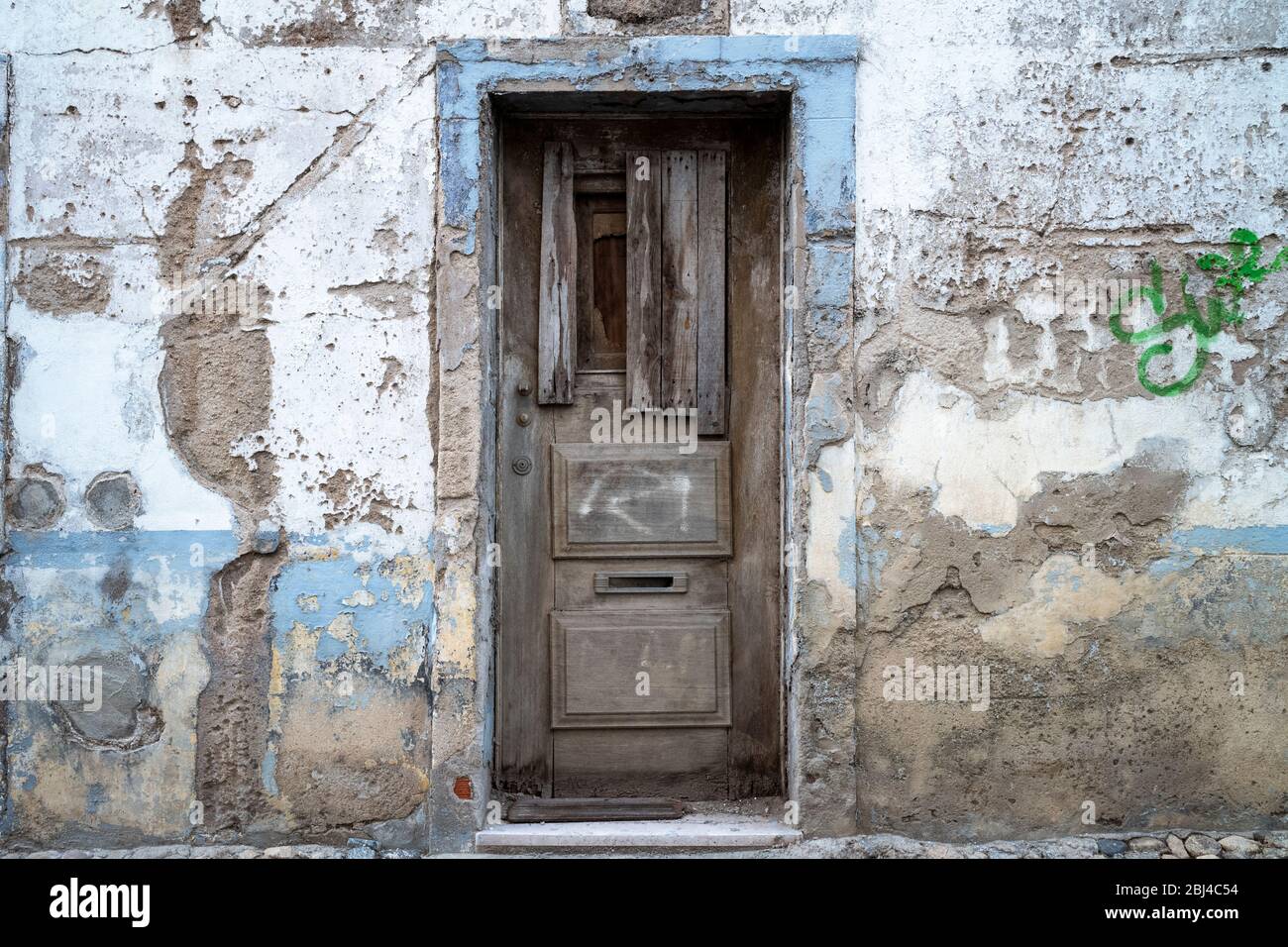I colori muti della vecchia casa necessitano di lavori di ristrutturazione a Evora, Portogallo Foto Stock