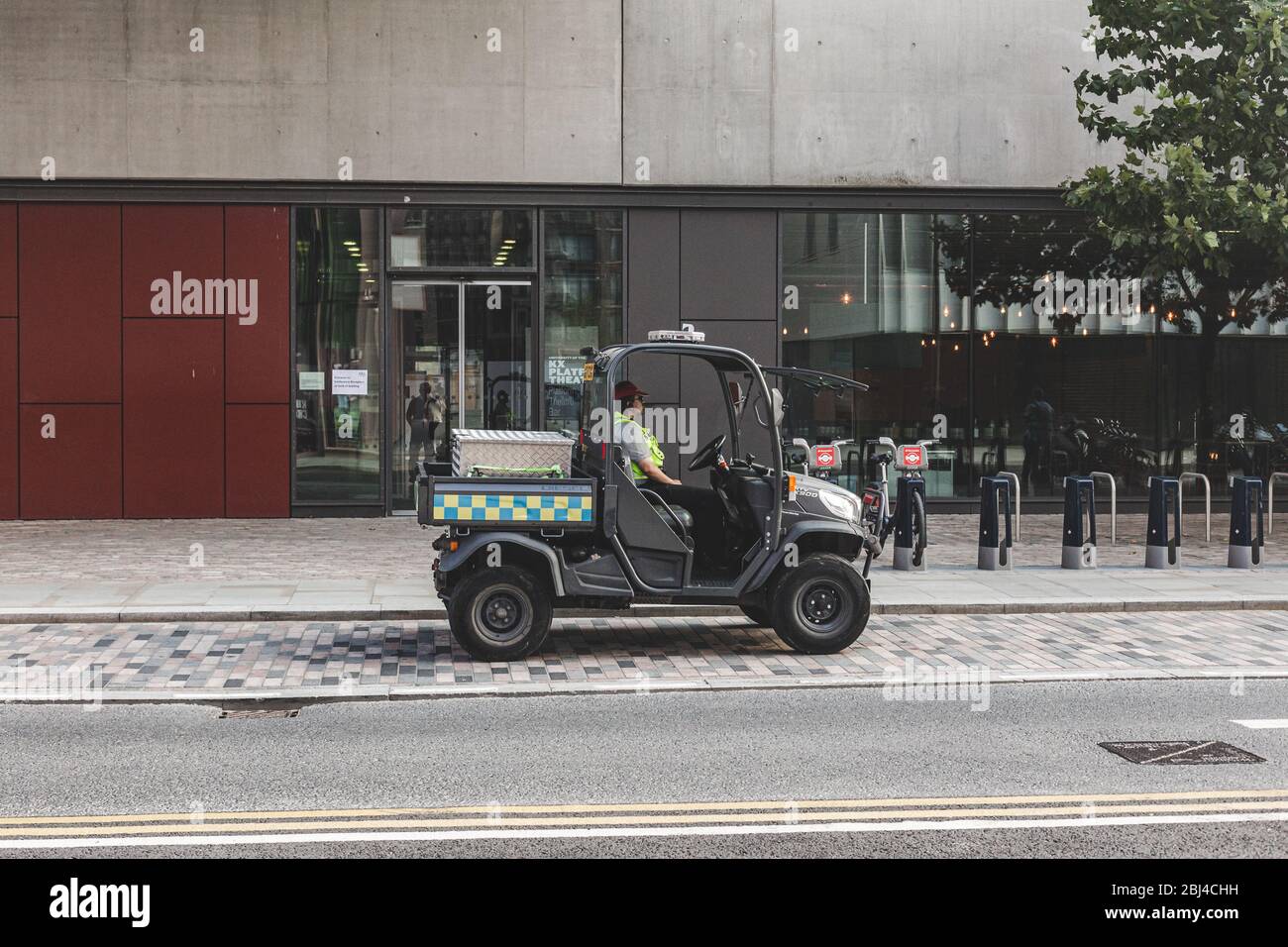 Londra/UK-26/07/18: Il conducente seduto in un veicolo affiancato è anche chiamato un veicolo ricreativo fuoristrada (ROV) appositamente progettato per l'uso in utenza Foto Stock