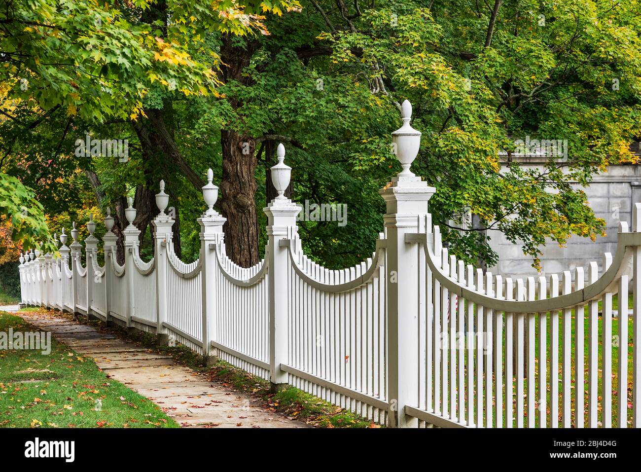 Affascinante recinto di picchetti del New England con fogliame autunnale. Foto Stock