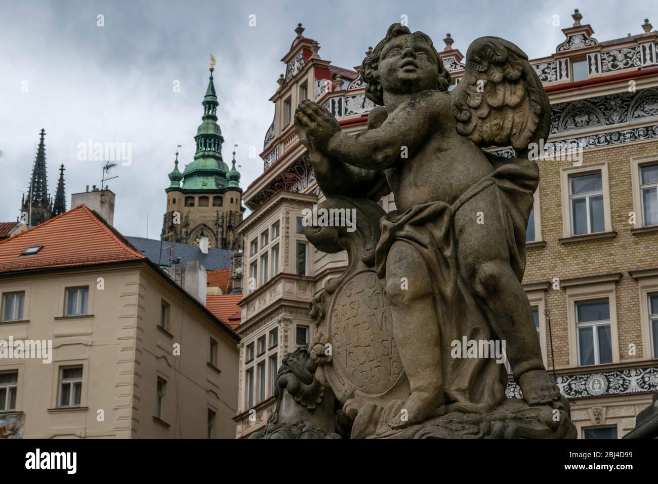 Scultura degli angeli e Torre della Cattedrale di San Vito sullo sfondo, Praga Foto Stock