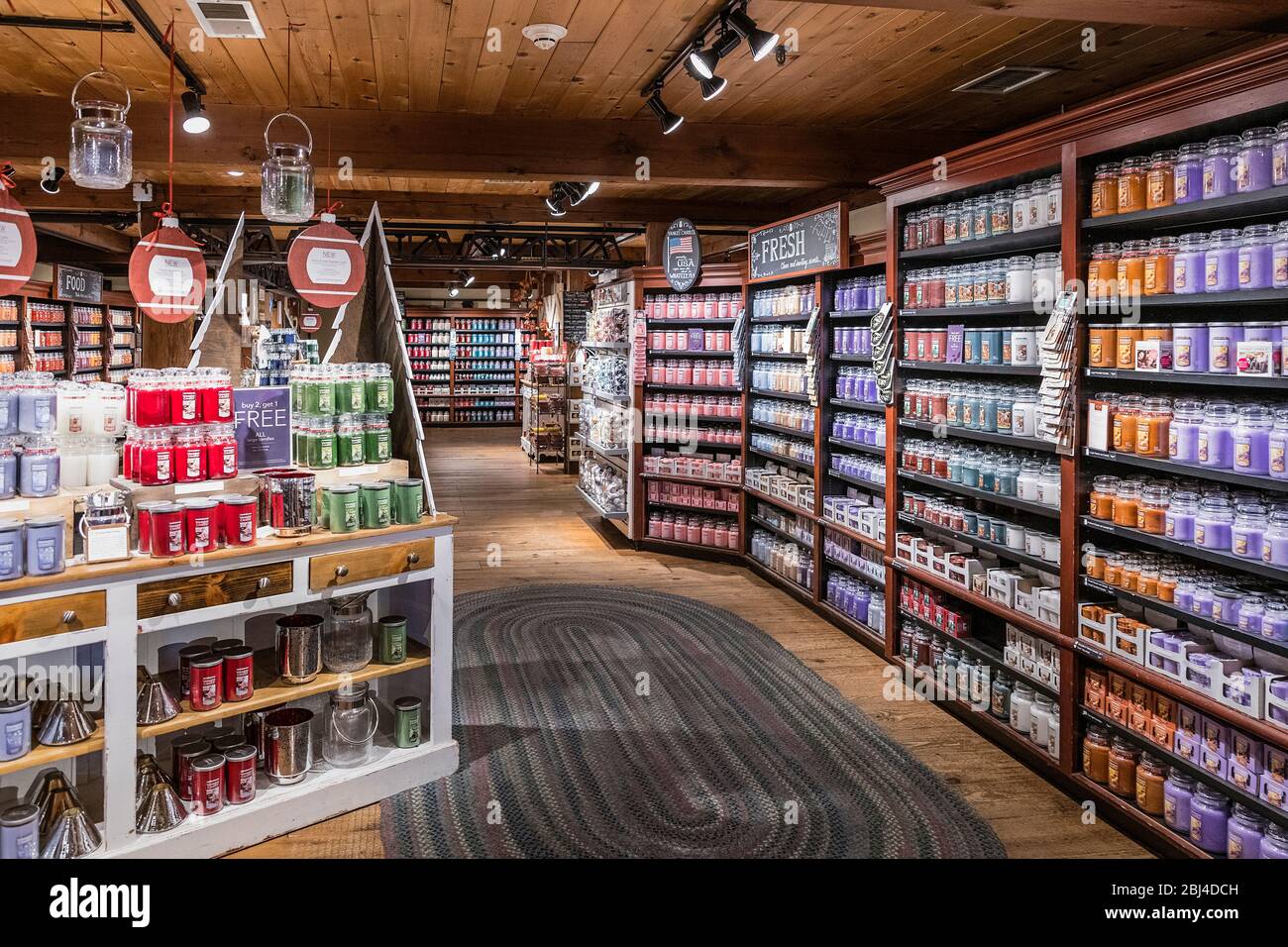 Grande esposizione di candele al negozio di fiori Yankee Candle Foto stock  - Alamy