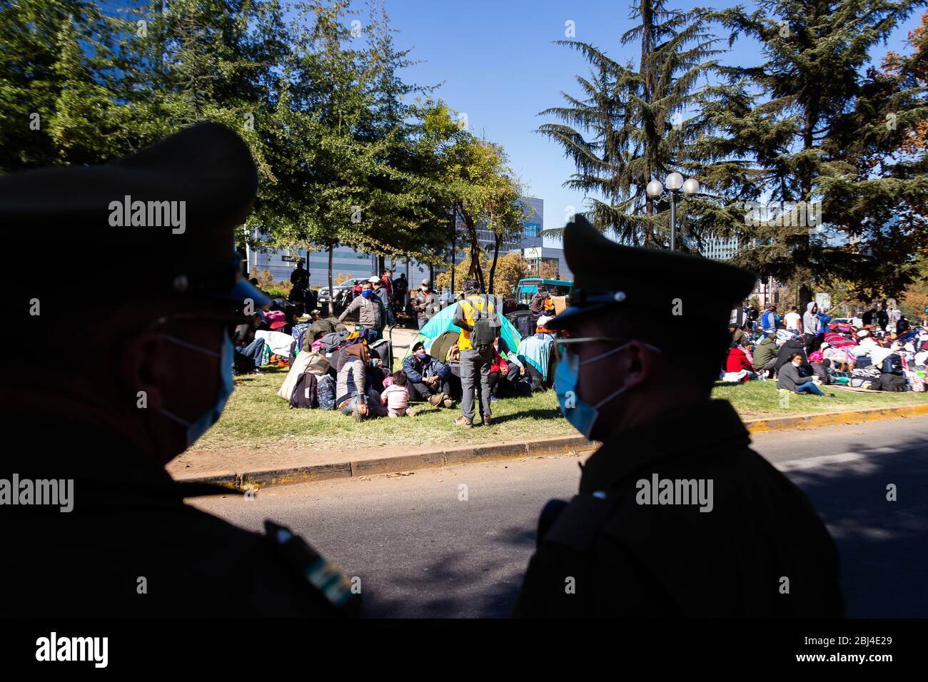 Santiago, Cile. 28 Aprile 2020. 28 aprile 2020, Santiago, Cile: Guardia di polizia al di fuori del consolato boliviano come cittadini boliviani bloccati a Santiago, Cile, rimangono in un campo improvvisato in attesa di una soluzione, come i confini sono stati chiusi a causa del coronavirus COVID-19 pandemic. Credit: Alejandro Rustom/ZUMA Wire/Alamy Live News Foto Stock