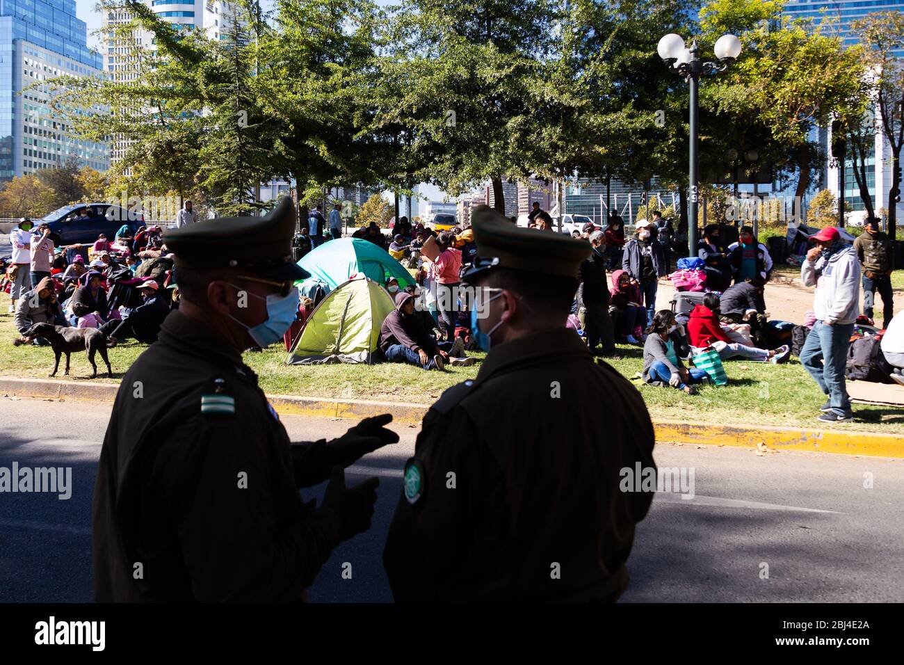 Santiago, Cile. 28 Aprile 2020. 28 aprile 2020, Santiago, Cile: Guardia di polizia al di fuori del consolato boliviano come cittadini boliviani bloccati a Santiago, Cile, rimangono in un campo improvvisato in attesa di una soluzione, come i confini sono stati chiusi a causa del coronavirus COVID-19 pandemic. Credit: Alejandro Rustom/ZUMA Wire/Alamy Live News Foto Stock