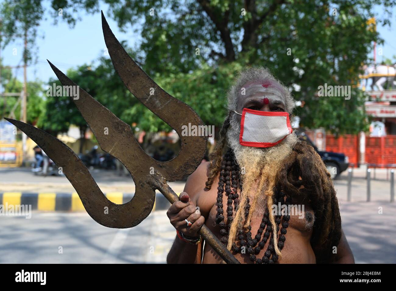 Prayagraj, Uttar Pradesh, India. 28 Aprile 2020. Un sadhu indossa maschera facciale contro COVID-19 durante il governo ha imposto blocco a livello nazionale come misura preventiva contro il virus della corona COVID-19 a Prayagraj. Credit: Prabhat Kumar Verma/ZUMA Wire/Alamy Live News Foto Stock