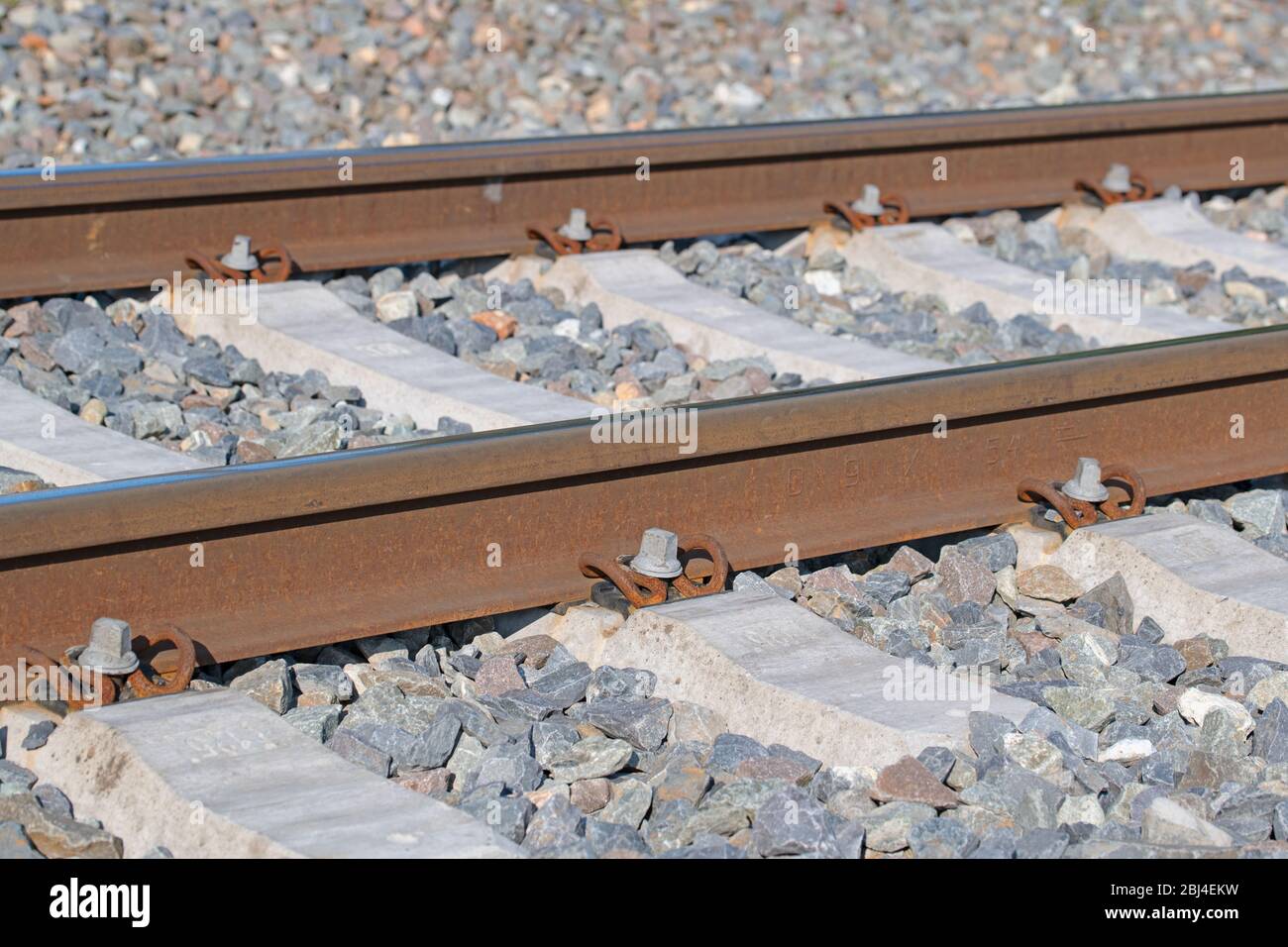 Binario ferroviario nel letto di ghiaia in primo piano Foto Stock