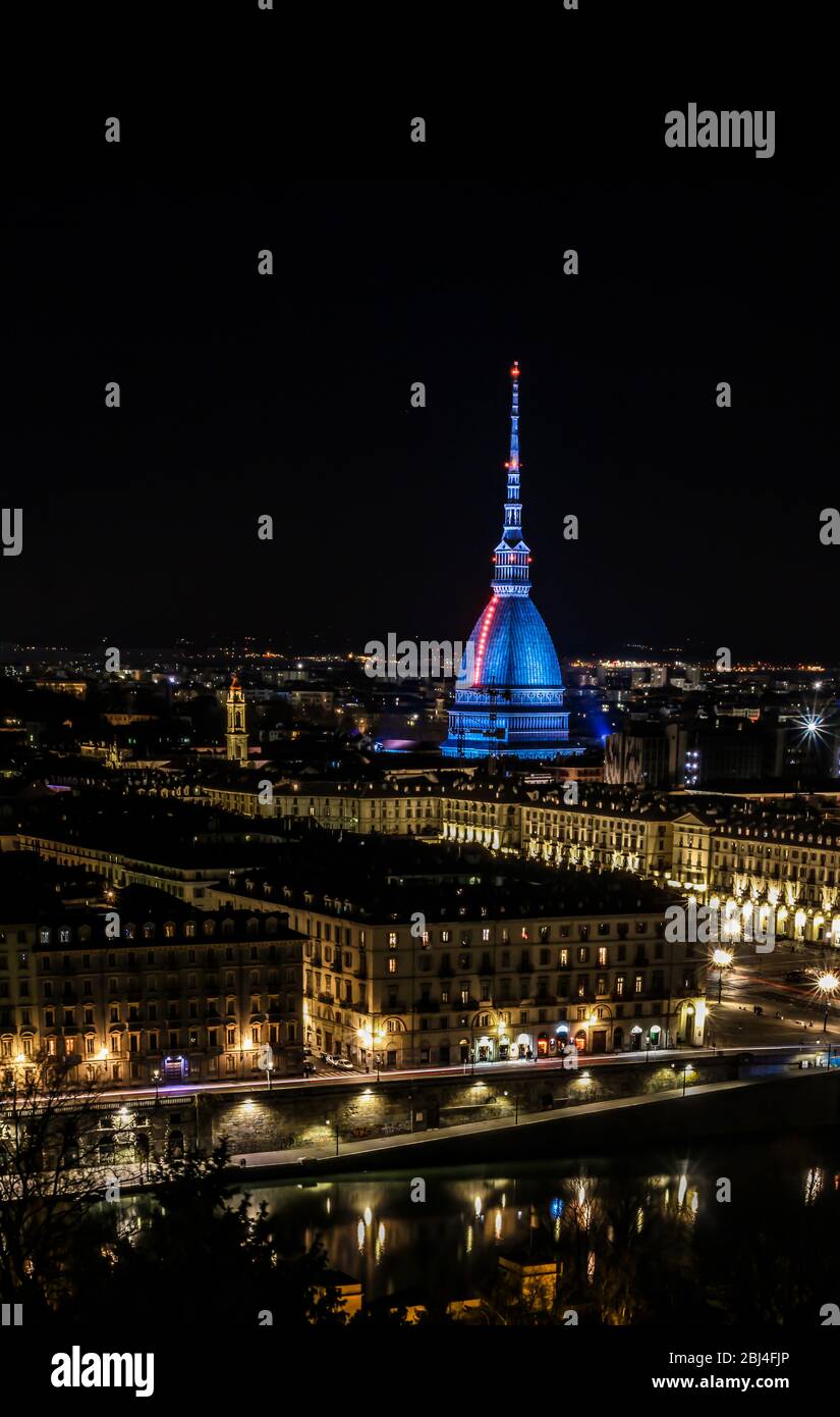 Vista panoramica di Torino, Italia, di notte Foto Stock