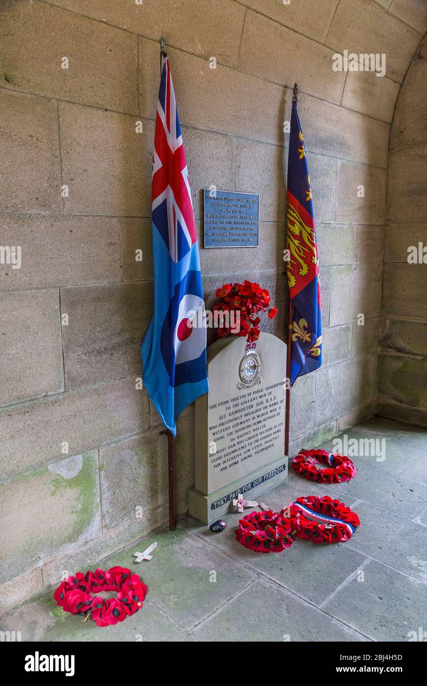 Un memoriale al famoso squadrone di Dambusters a Derwent Dam. Foto Stock