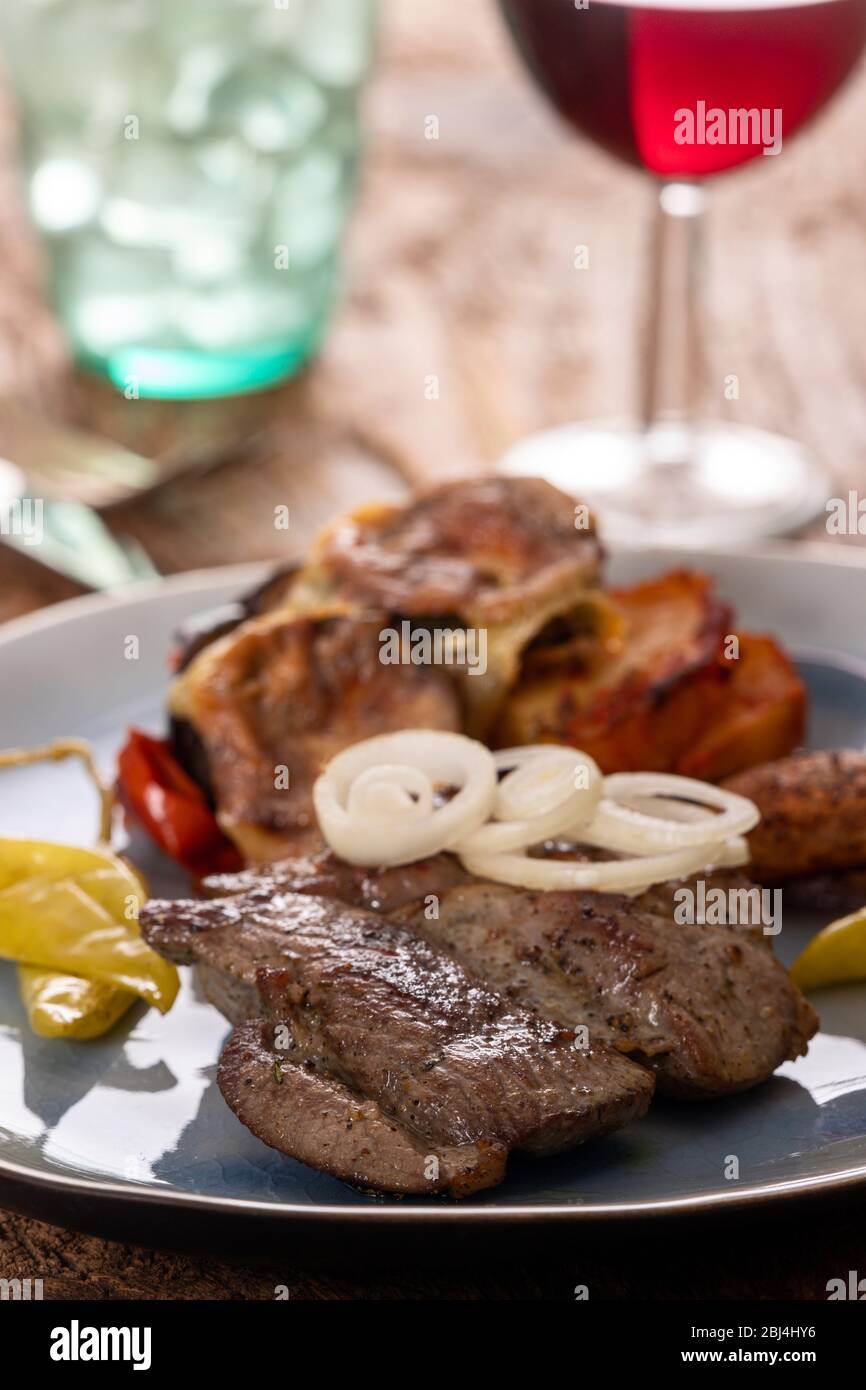 bistecca di agnello alla griglia su un piatto Foto Stock