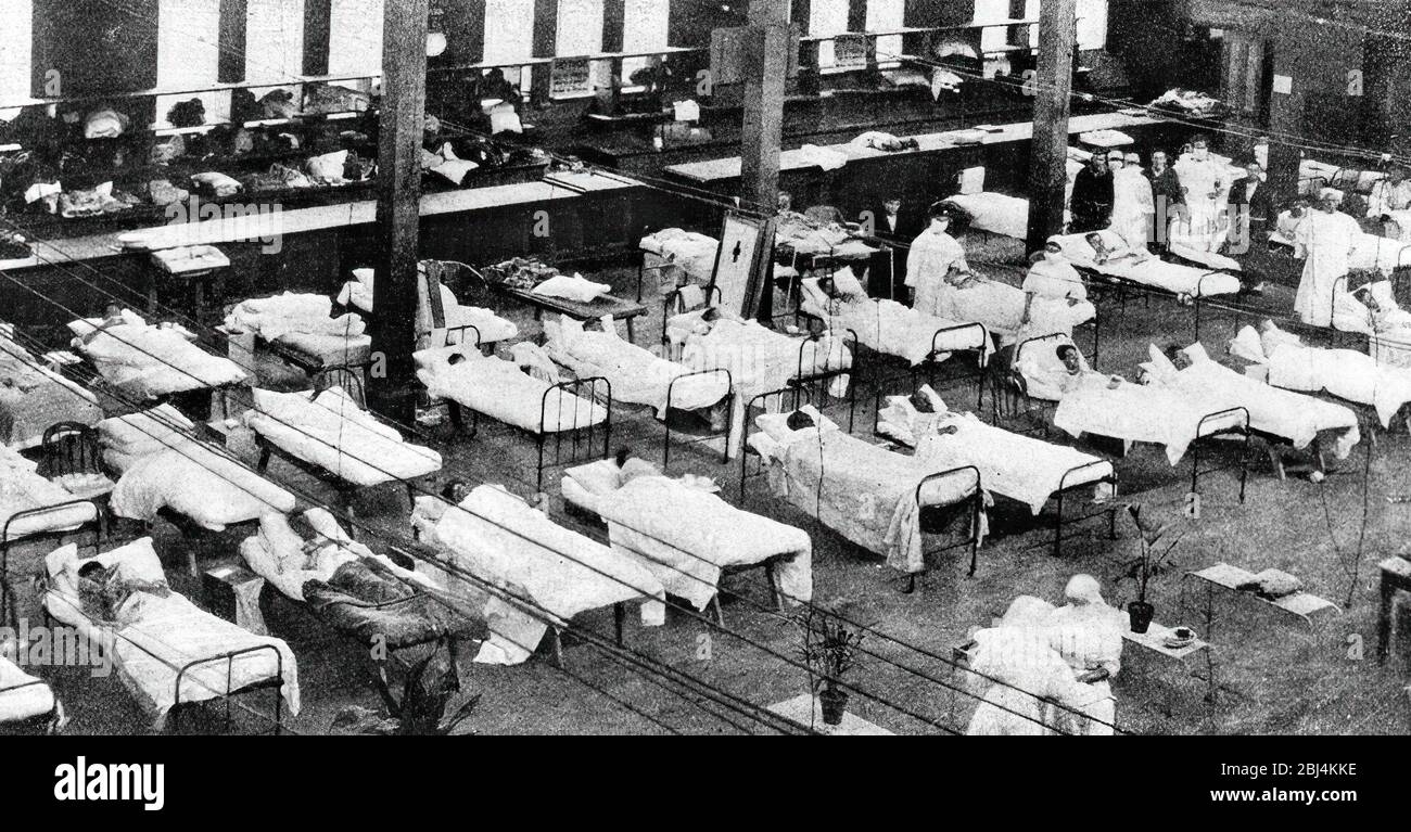 Durante il 1918 spagnolo influenza Pandemic Masked personale medico che dà il trattamento a un paziente influenza. U.S. Naval Hospital, New Orleans, Louisiana. (Circa autunno 1918).posti letto ospedale in grande Sala durante influenza Pandemic, Melbourne Exhibition Building, Carlton, Victoria, circa 1919 Foto Stock