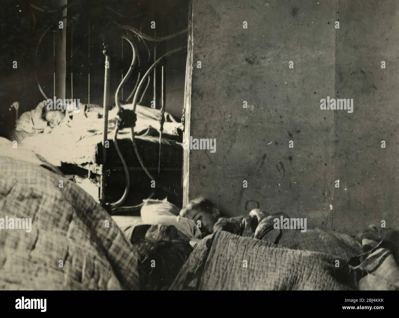 Durante il 1918 spagnolo influenza Pandemic Masked personale medico che dà il trattamento a un paziente influenza. U.S. Naval Hospital, New Orleans, Louisiana. (Circa autunno 1918).Two bambini nella contea di Lincoln sono bedridden durante la pandemia globale di influenza che ha colpito il Wisconsin in in 1918. Foto Stock