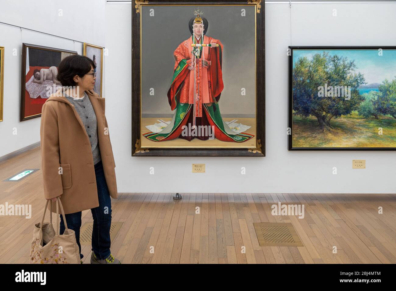 Una donna che visita il National Art Center di Tokyo, guarda opere d'arte giapponesi contemporanee Foto Stock