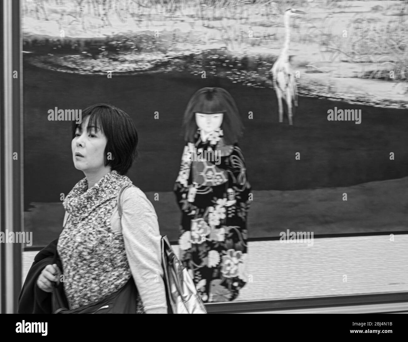 Una donna che visita il National Art Center di Tokyo, a pochi passi da opere d'arte giapponesi contemporanee Foto Stock